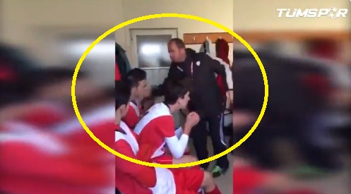 “Pse humbët ndeshjen ju dështakë?”, një tjetër trajner kap me shpulla futbollistët në dhomat e zhveshjes