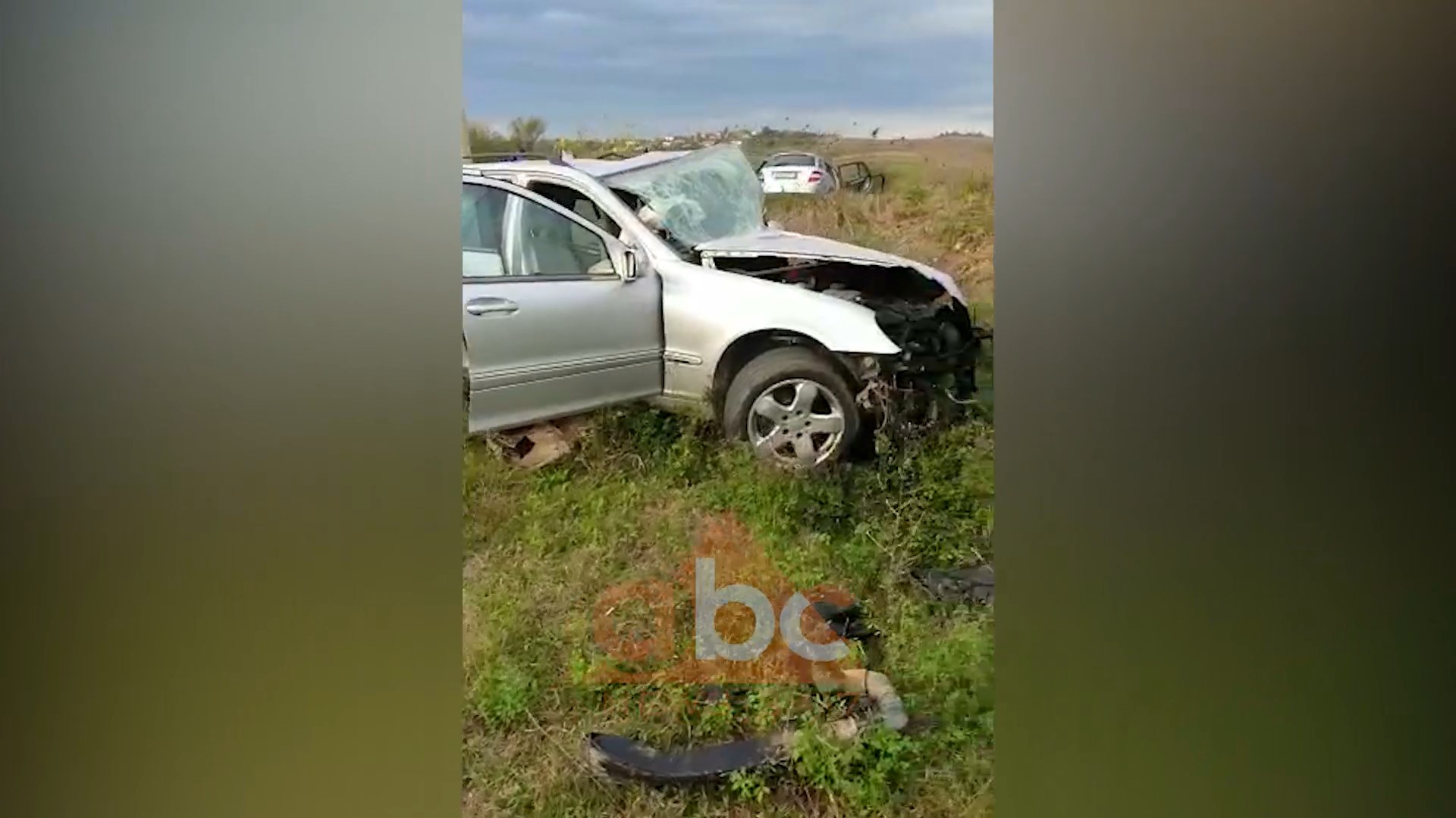 Përplasen dy makina në Shijak, humbin jetën dy drejtuesit (video)