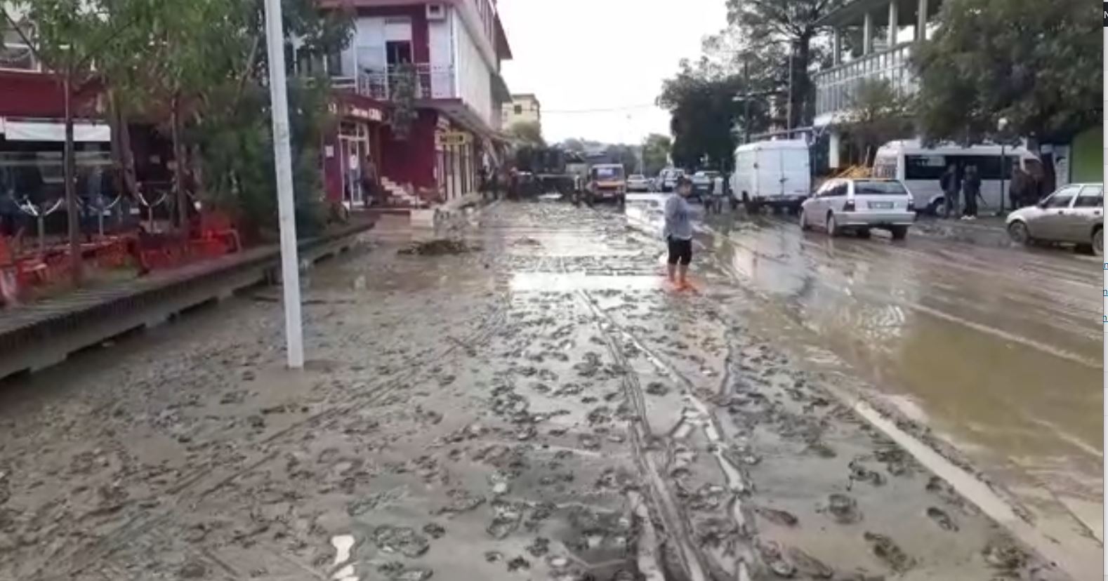 VIDEO/ Reshjet shkaktojnë kaos në Kurbin, bllokohen rrugë dhe përmbyten banesa e biznese