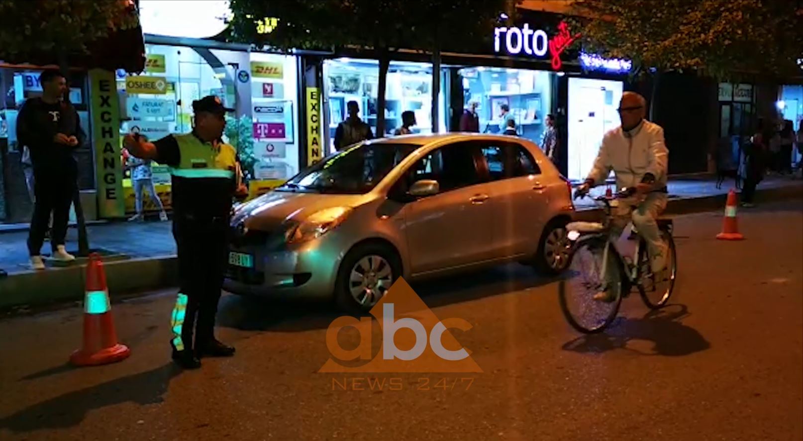 VIDEO | Lushnje, një femër përplas me makinë policin