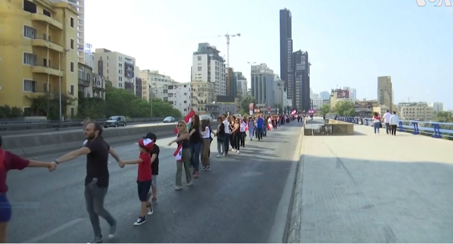 Protestat në Liban, manifestuesit kapen për dore duke formuar 170 kilometra