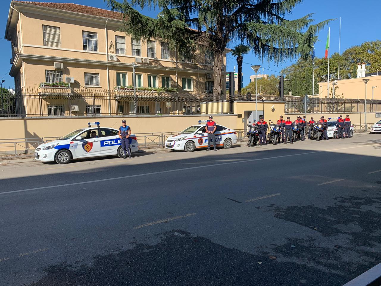 Sirenat ndezur në nderim të policëve italianë (Video)