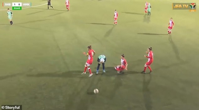 VIDEO/ Futbollistet rrethojnë papritur me trup kundërshtaren pasi iu hoq shamia