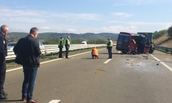 FOTO/ Dy të vdekur dhe tre të lënduar nga Shqipëria: Aksident tragjik në Kosovë