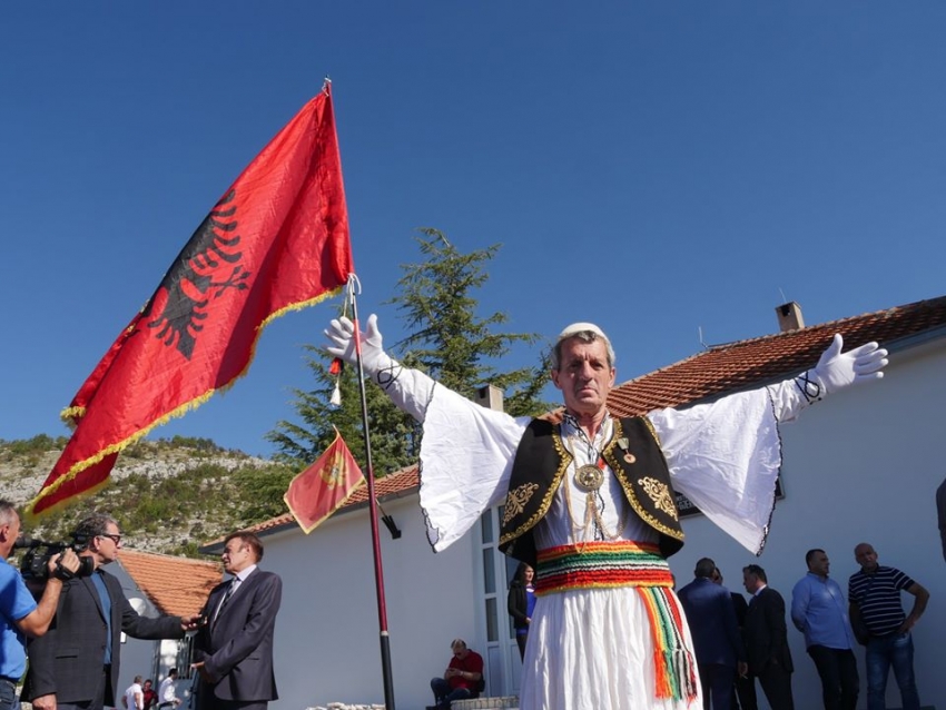 VIDEO/Mali i Zi dënon aktivistin shkodran, shpalosi simbolet shqiptare në Tivar