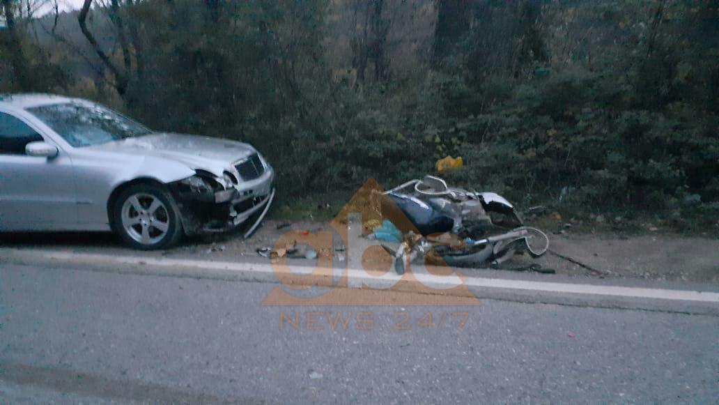 VIDEO/ Makina “ngre në ajër” motoçikletën, shoferi në gjendje të rëndë