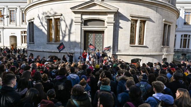 22-vjeçari i vë flakën vetes, studentët marshim solidarizues