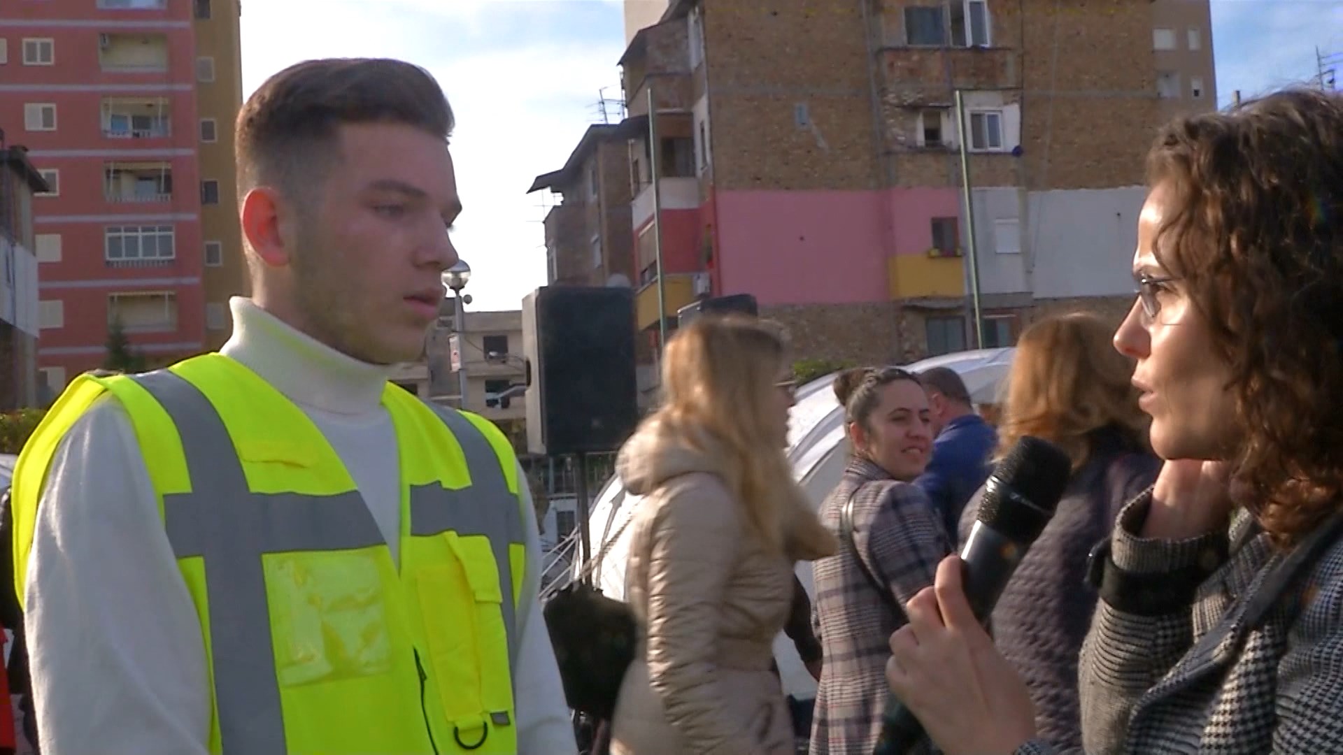 Qytetarët që kaluan natën në çadra, ankohen se nuk u është ofruar ushqim