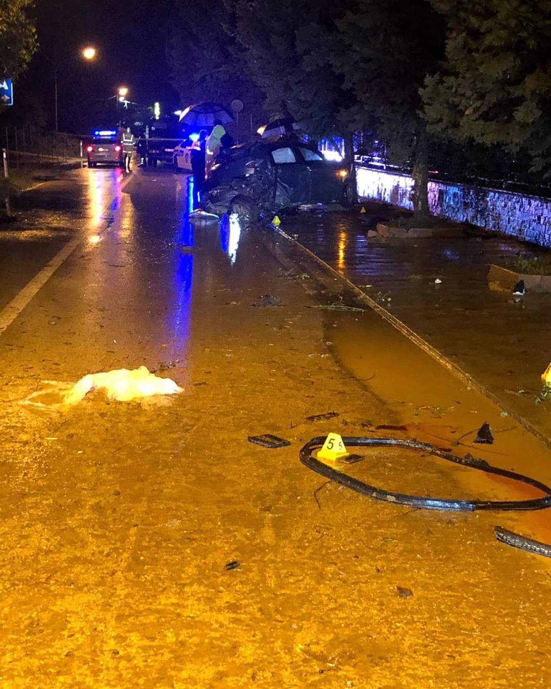 Lagështira në rrugë dhe shpejtësia ishin shkaku i aksidentit ku humbën jetën dy 17 vjeçaret