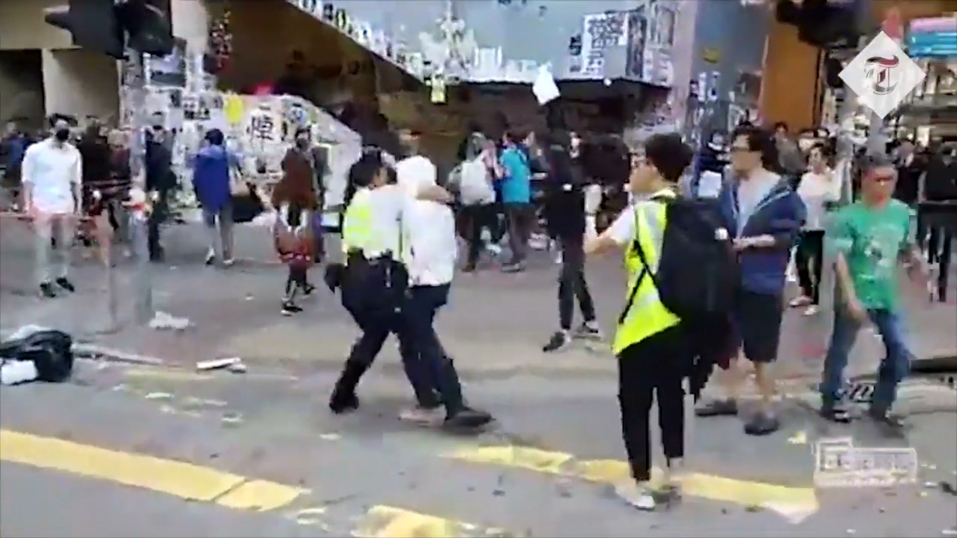 Policia qëllon mbi turmën gjatë protestave në Hong Kong