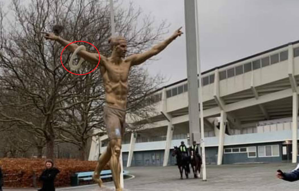 Foto epike, tifozët e Malmos “ndyjnë” statujën e Ibrahimovic