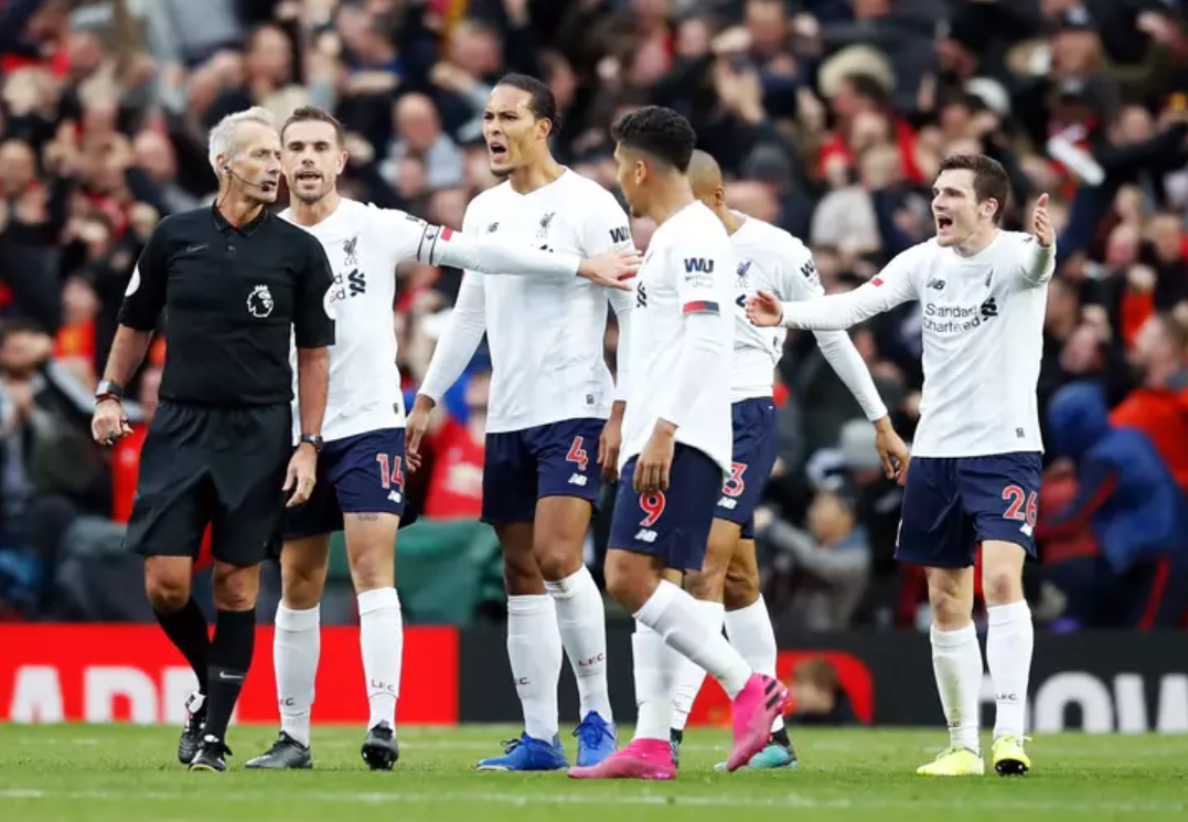 E padëgjuar, tifozët e Liverpool me peticion për të shkarkuar arbitrin