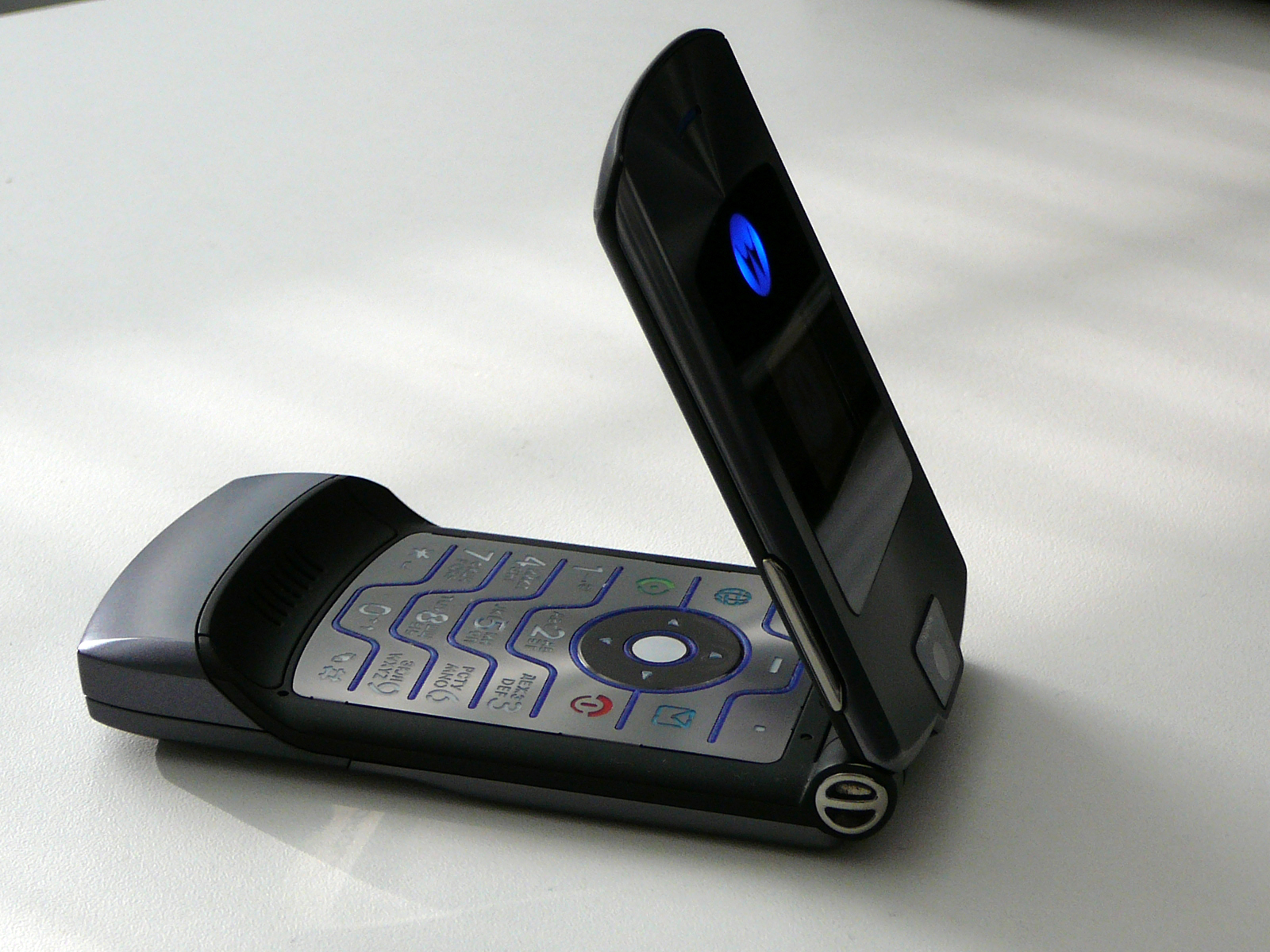 Motorola rikthen celularët më ikonikë të viteve 2000
