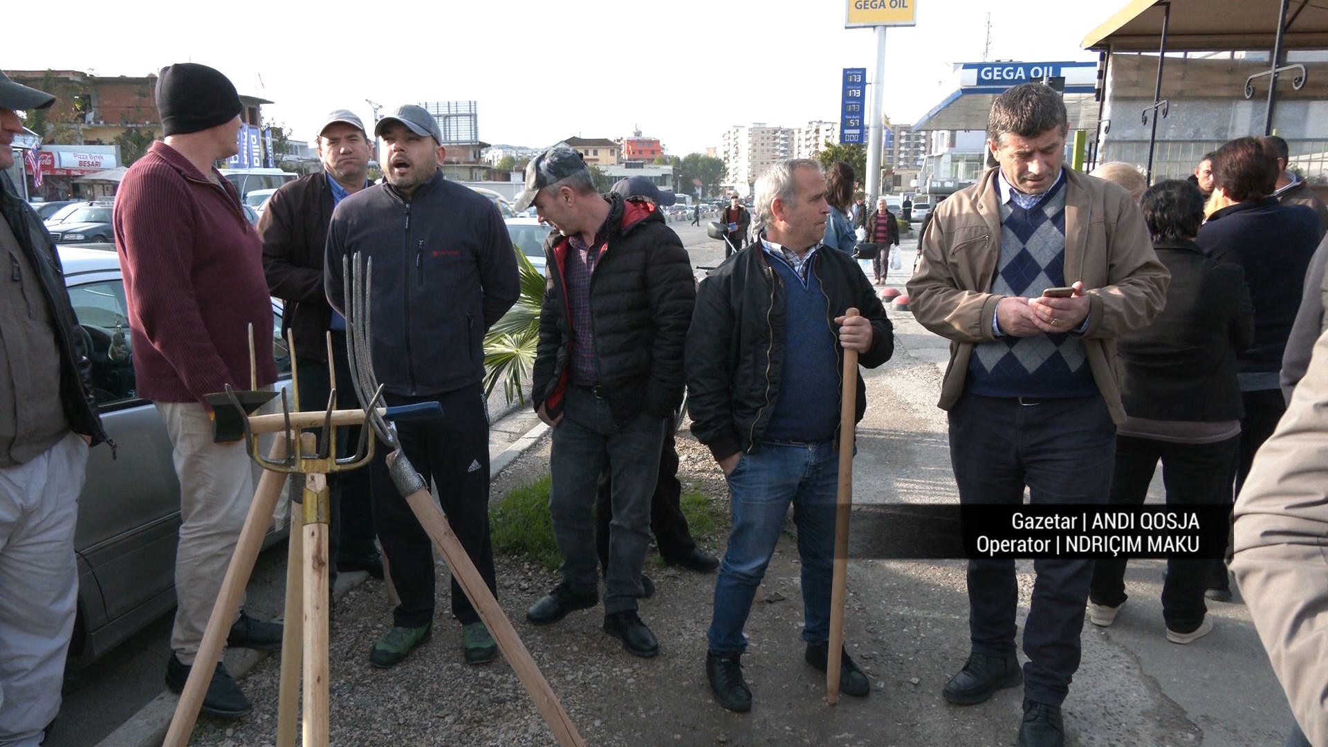 Tri orë protestë me sfurqe e bishta lopate, banorët dolën në rrugë për të mbrojtur shtëpitë