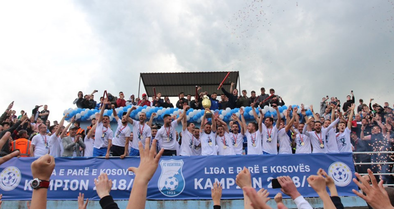 FOTO | Dhunë në kampionatin dardan, tifozët e Vushtrrisë godasin arbitrin!