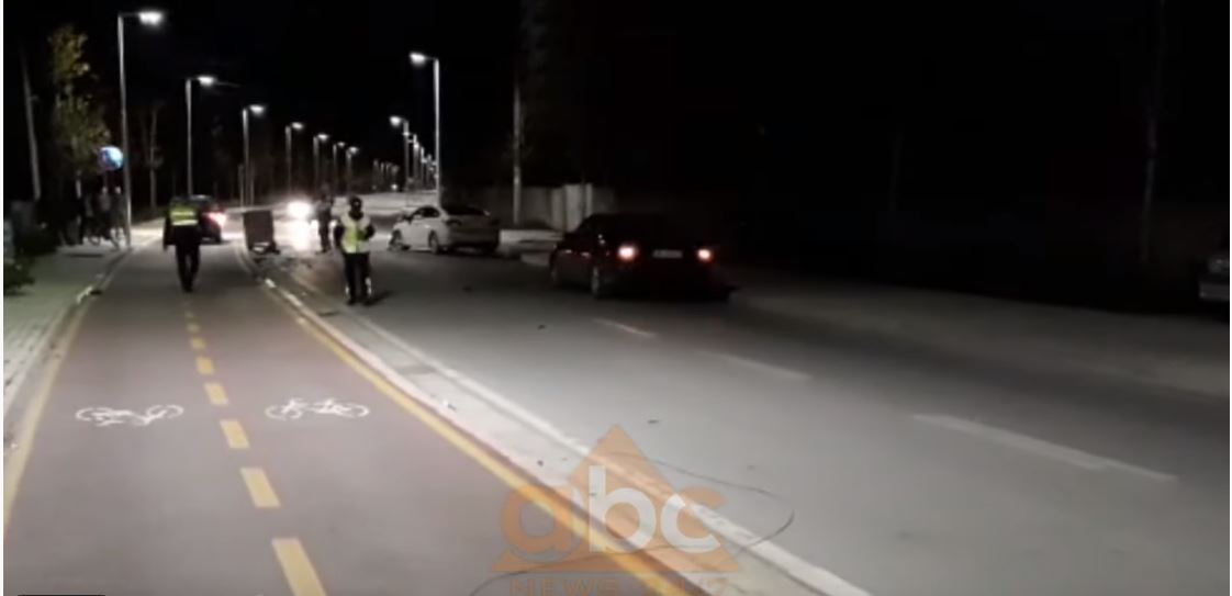 Përplasen dy automjete në rrugën e plazhit të vjetër në Vlorë, plagoset një nga drejtuesit (Video)