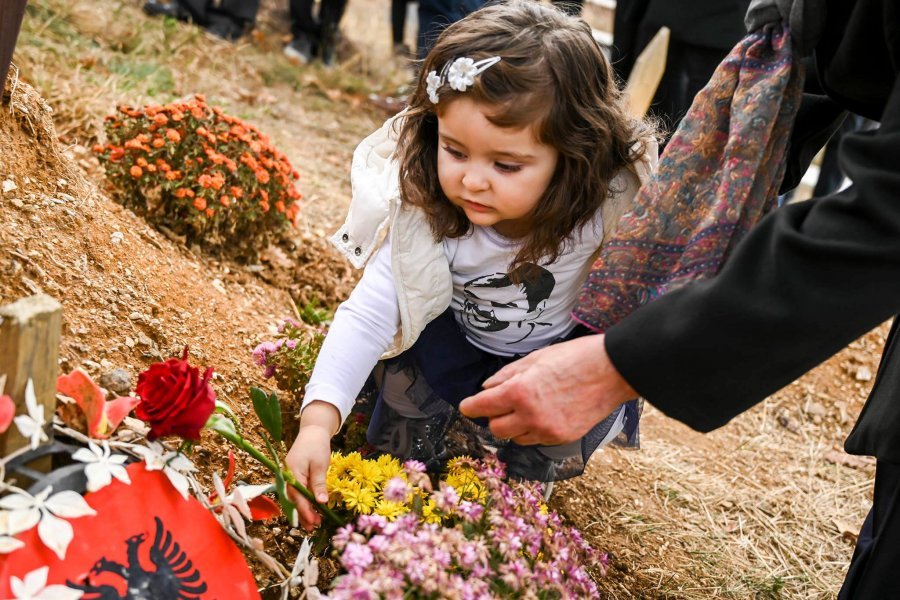 Vetëvendosje marshim në Prishtinë për 3-vjetorin e vdekjes së Deharit, vajza vendos lule te varri