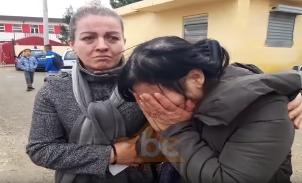 VIDEO/ Momente prekëse, mësuesja dhe shoqet vajtojnë 15-vjeçaren