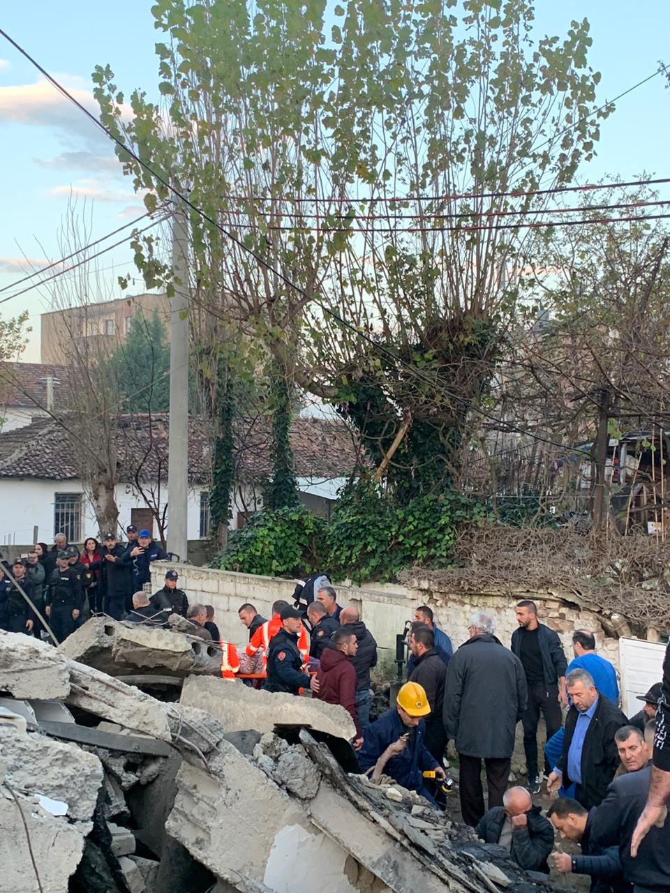 Sapo shpëtohet nga grupet një person nën rrënoja në Thumanë