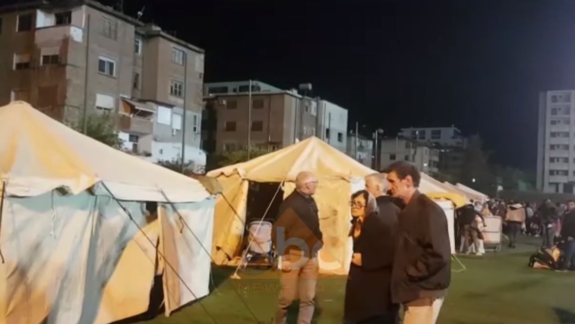 VIDEO/ Tërmeti me viktima, banorët përgatiten për të kaluar natën në çadra