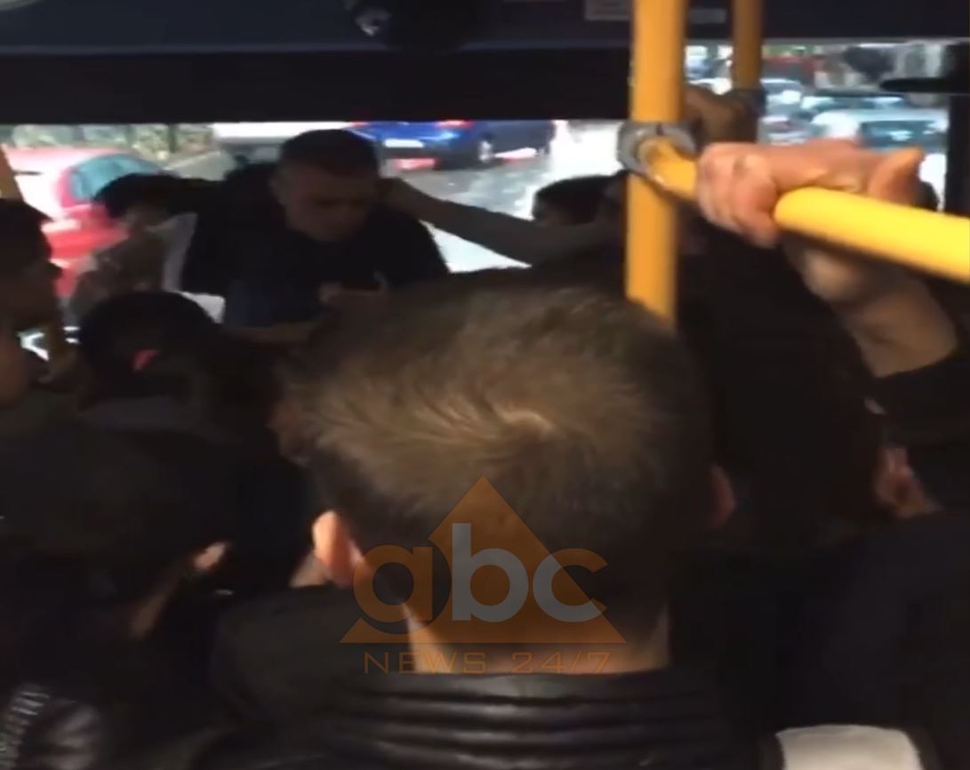 Vajzës i humb portofoli, pasagjerët rrahin keq shoferin e autobusit (video)