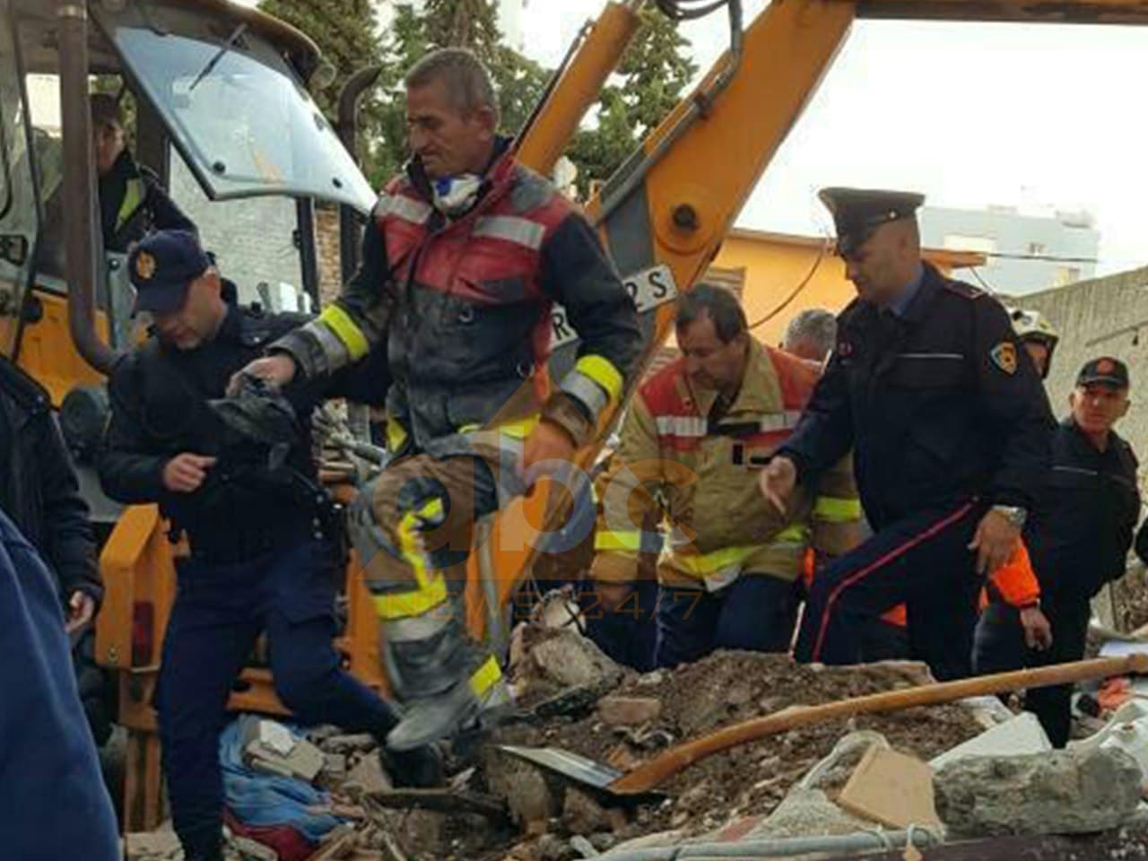 VIDEO/ Zjarrfikësi hero që shpëtoi dy persona nga rrënojat në Durrës