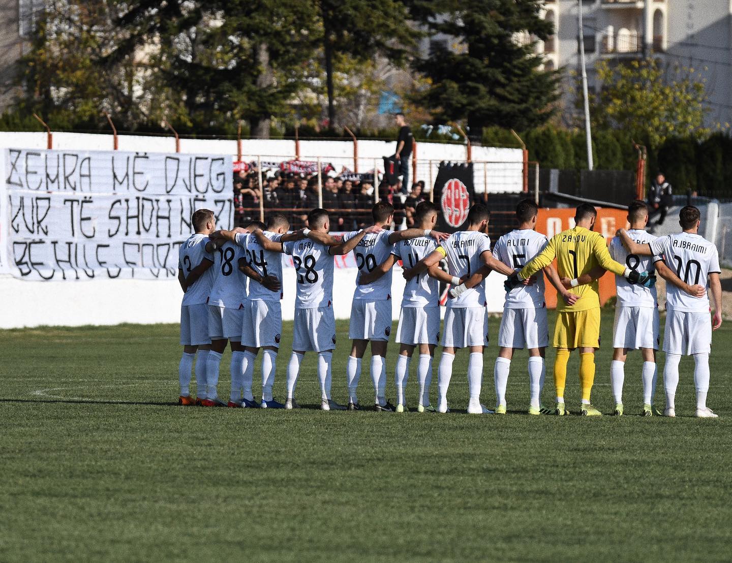 Derbi nis me 1 minutë heshtje, mesazh rrëqethës i Ballistëve