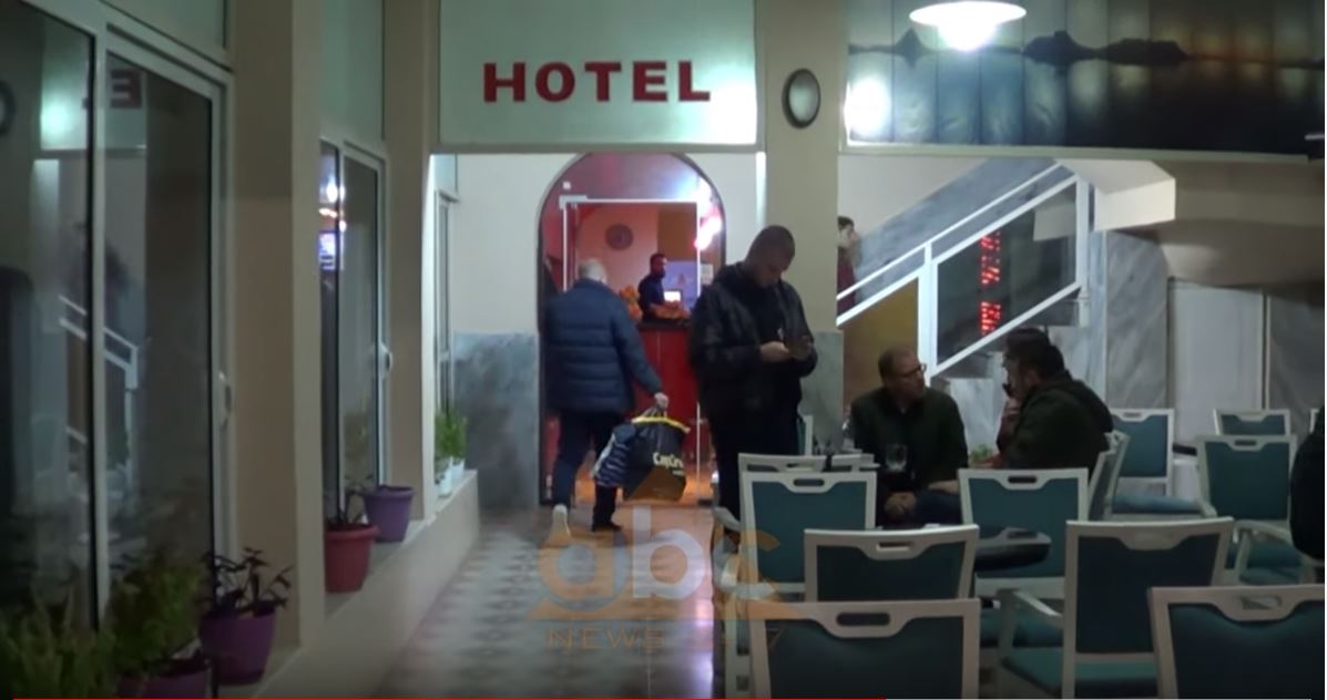 Hotelet në shumë qytete të tejmbushur nga banorë të Durrësit, Thumanës dhe Tiranës