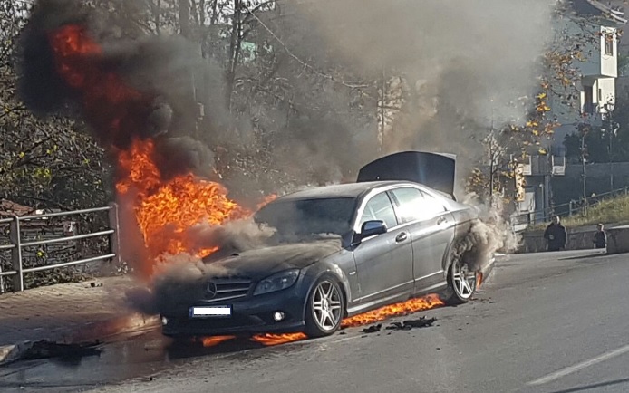 Përfshihet nga flakët gjatë lëvizjes automjeti në Vlorë