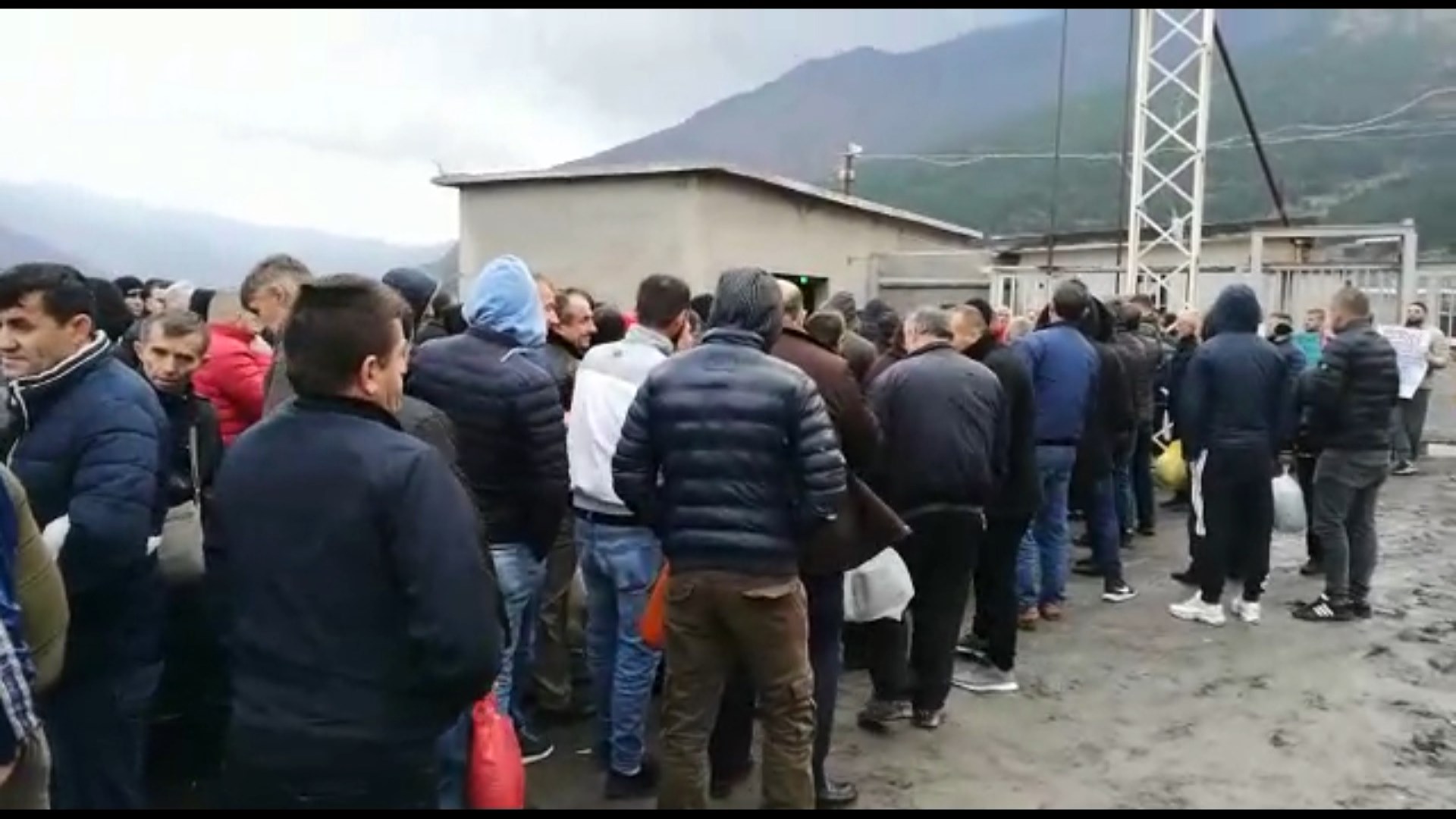 Minatorët e Bulqizës “kërcënojnë” me grevë, kërkojnë rikthimin në punë të kolegut të tyre