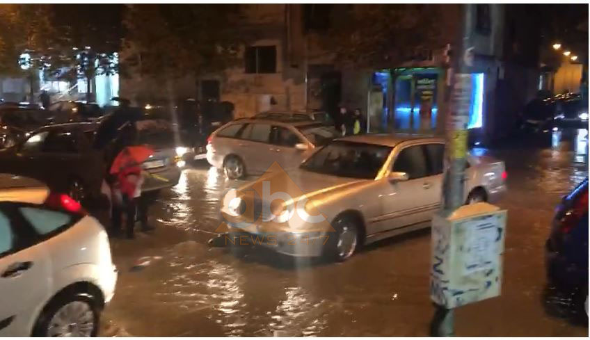 Përmbytje masive në Durrës, pak minuta shi shkaktojnë kaos në qytet