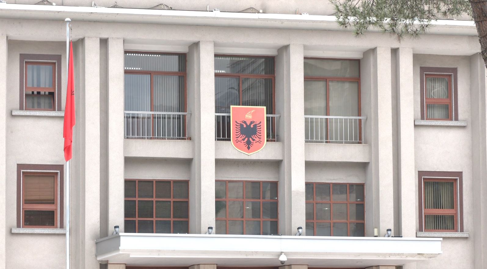 Kushtetuesja pezulloi dekretin e zgjedhjeve për Tiranën, reagon Presidenca