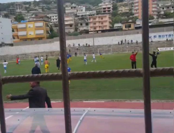 VIDEO/ Tension në Sarandë, e pësojnë arbitrat dhe futbollistët miq