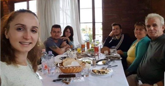 U shua e gjithë familja: Kush është Erisa që sakrifikonte pa masë për të mbajtur veten