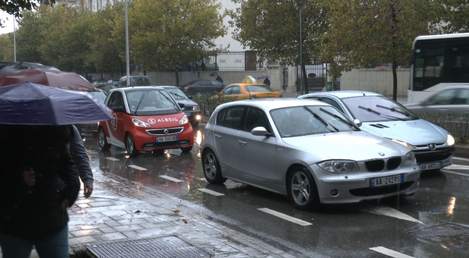 Shiu i dendur “pushton” Tiranën, meteorologët thonë se dimri sapo ka nisur