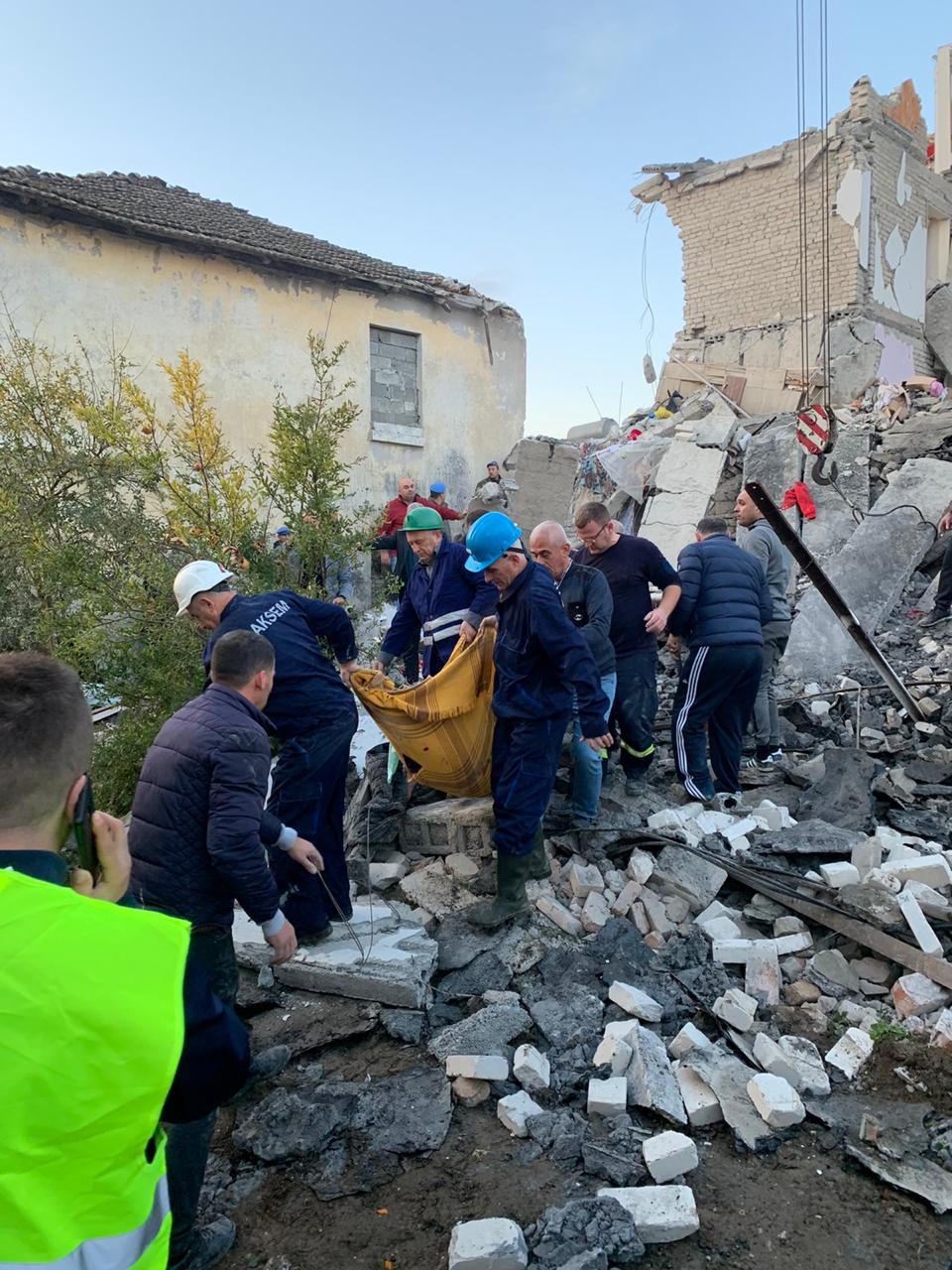 Tërmeti më i fortë prej dekadash, mediat e huaja jehonë situatës në Shqipëri