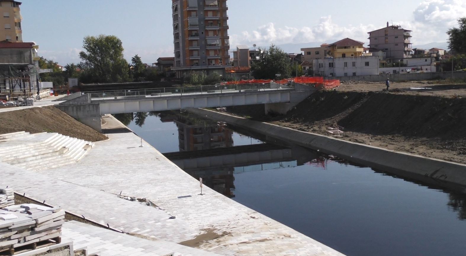 Fier, rehabilitimi i qendrës transformon urat mbi Gjanicë