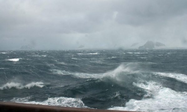 Pezullohet sërish lundrimi në portin e Vlorës