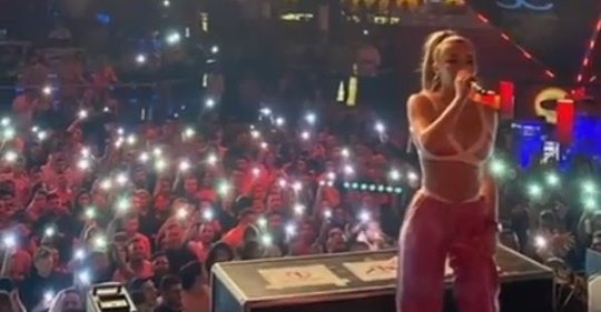 Tayna problem me fansin në koncert, reagimi i saj dhe ndërhyrja e truprojës