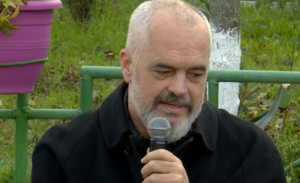 Rama “mallëngjehet” nga piktura në burg, batuta me të burgosurat: Jam si gjysmë prift e gjysmë hoxhë
