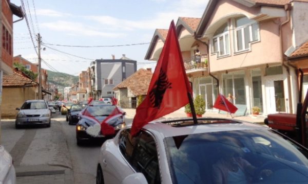 Tenton t’u marrë flamurin shqiptar dasmorëve, arrestohet serbi