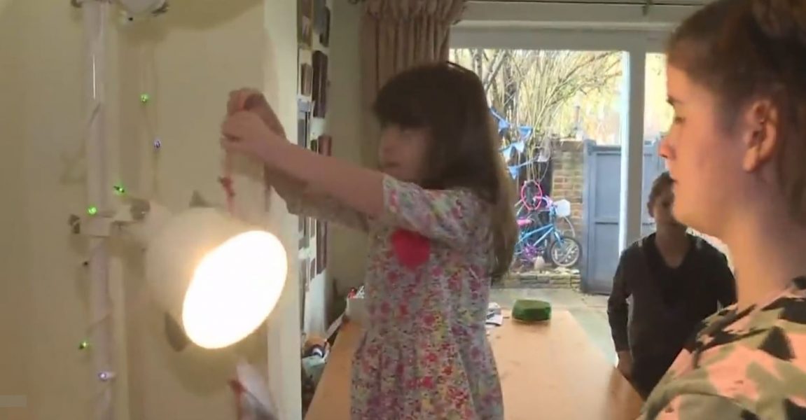 “Na detyrojnë të punojmë”, apel për ndihmë nga Kina në një kartolinë Krishtlindjeje