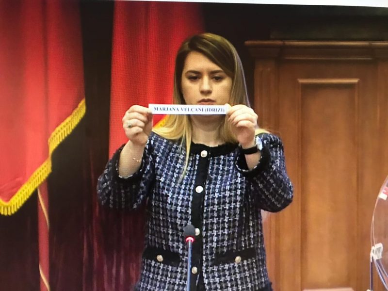 Kryegjyqtarja e Durrësit rrëzohet vetën 1 javë pasi u zgjodh në detyrën e rëndësishme