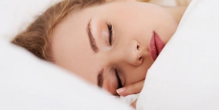Si ndikon pozicioni i gjumit në shëndetin tonë?