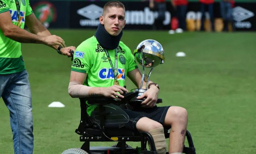 “Rilindja” e të mbijetuarit të tragjedisë, ish-portieri i Chapecoense triumfon në muzikë