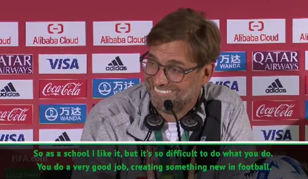 VIDEO | Pyetja e gjatë në konferencë, reagimi i Klopp është epik!