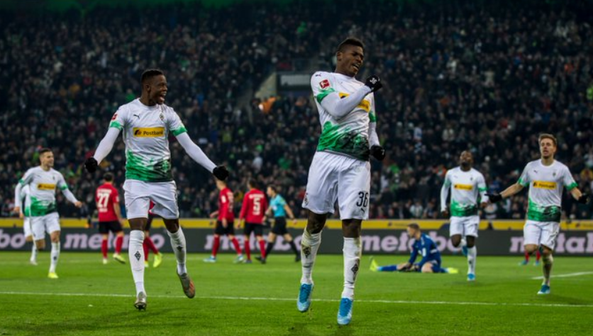 VIDEO | Fitore me “poker” golash, M’Gladbach rikthehet në krye