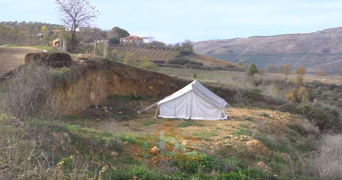 Tërmeti i 21 shtatorit, banorë të Belshit prej 2 muajsh jetojnë në stalla dhe çadra