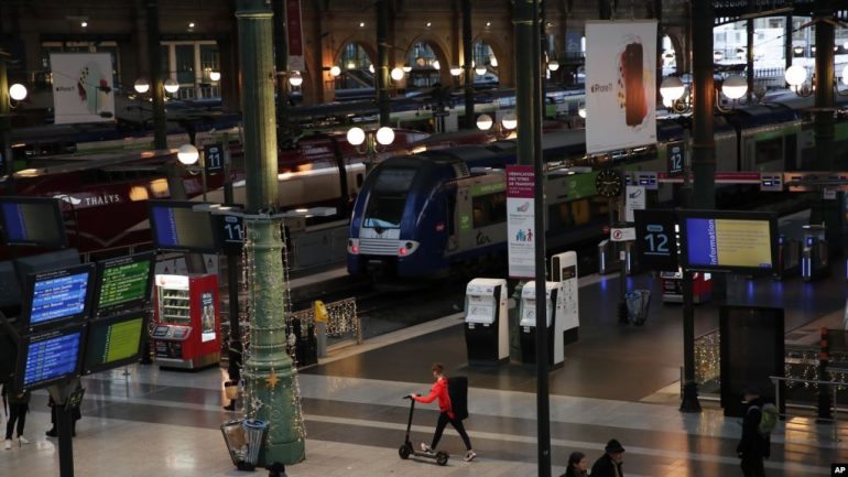 Krishtlindjet nuk ndalin grevën në Francë, paralizohet transporti