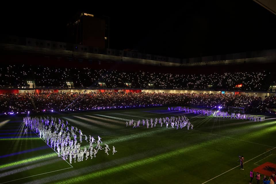 Solidaritet me të prekurit nga tërmeti, përballje yjesh në “Air Albania Stadium”